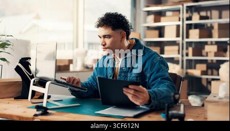 Versanddokument, Laptop und Mann im Büro für E-Commerce, Beschaffung oder Verteilung. Computer, Logistikverteiler und Papiere für Lagerbestand Stockfoto