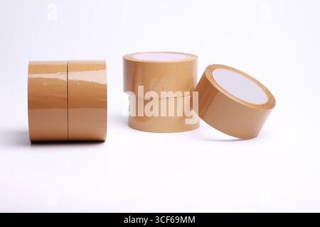 Braunes Kunststoffklebeband isoliert auf weißem Hintergrund. Stockfoto