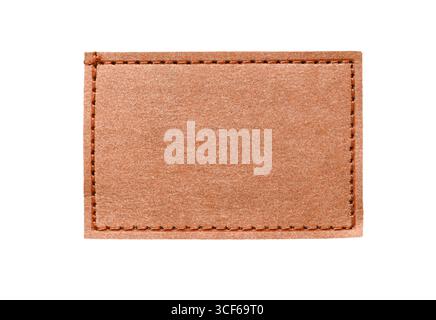 Draufsicht auf braunes Jeans-Etikett oder Etikett isoliert auf weiß Stockfoto