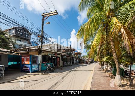 Isla de Roatan, Honduras - 16. April 2024: Straßenszene in der Nähe des Half Moon Bay Beach auf Roatan Island, Honduras. Stockfoto