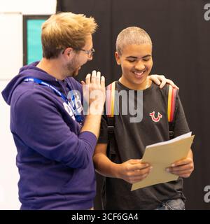 Bewdley, Großbritannien. August 2025. Begeisterte Schüler kommen heute an der Bewdley School in Worcestershire an, um ihre GCSE-Ergebnisse zu sammeln und gemeinsam mit ihren Familien, Freunden und unterstützenden Mitarbeitern den besonderen Moment zu teilen. Quelle: Lee Hudson/Alamy Live News Stockfoto