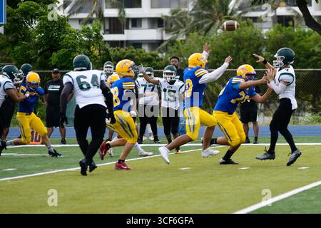 High School Quarterback startet einen Tiefpass, gefrorenen Mittelwurf mit Ball im Flug – perfekte Form, perfekte Fokussierung. Stockfoto