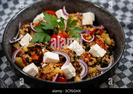 Bulgur-Weizensalat mit Fetakäse Stockfoto