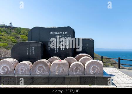 Kap TAPPI, Japan-1. Mai 2025; Denkmal von Song Tsugaru Kaikyō Fuyugeshiki (Tsugaru Strait – Winterszene) von Sayuri Ishikawa mit schneebedeckten Bergen Stockfoto