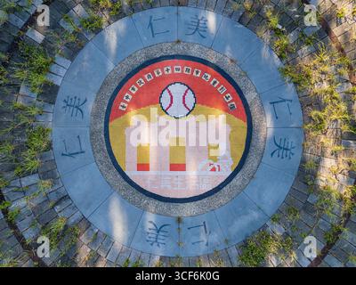 1 Bezirk Beitun, Stadt Taichung, Taiwan. Luftaufnahme des kreisförmigen Mosaikemblems für das 14. Landkonsolidierungsprojekt Taichung. Stockfoto