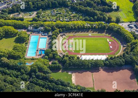 Luftbild, Stadion Gladbeck - Vestische Kampfbahn Fußballstadion und Leichtathletikstadion mit Freibad, KGV am Stadion e.V. Kleingartenverein, Butendorf, Gladbeck, Ruhrgebiet, Nordrhein-Westfalen, Deutschland ACHTUNGxMINDESTHONORARx60xEURO *** Luftansicht Gladbeck Stadion Vestische Kampfbahn Fußball- und Leichtathletikstadion mit Freibad, KGV am Stadion e V Kleingartenverein, Butendorf, Gladbeck, Ruhrgebiet, Nordrhein-Westfalen, Deutschland ACHTUNGxMINDESTHONORARx60xEURO Stockfoto