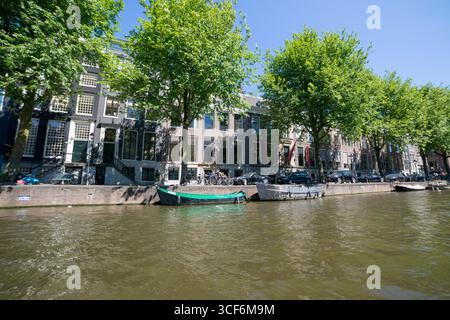 Amsterdam, Niederlande - 02. Juli 2018: Blick auf die Häuser am Ufer von Amsterdam Stockfoto