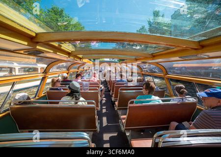 Amsterdam, Niederlande - 02. Juli 2018: Touristen im Vergnügungsboot in Amsterdam Stockfoto