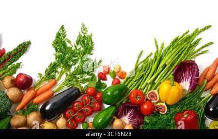Arrangement von bunten Gemüse in vielen appetitlichen Farben, Konzept für gesunde Ernährung und ausgewogenen Lebensstil Stockfoto