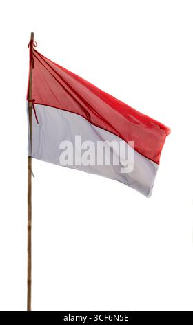 Eine zeitlose Einfachheit. Die rote und weiße Flagge weht auf einer Bambusstange und erinnert uns an den Kampf der Helden um die Unabhängigkeit. Stockfoto