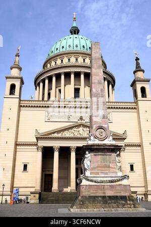 Ein Wahrzeichen aus Marmor steht vor der historischen Nikolaikirche am Alten Marktplatz in Potsdam Stockfoto