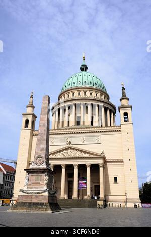 Vertikales Bild des Alten Marktplatzes in Potsdam, Deutschland, mit seinem Wahrzeichen Obelisken und der Nikolaikirche an einem sonnigen Sommertag Stockfoto