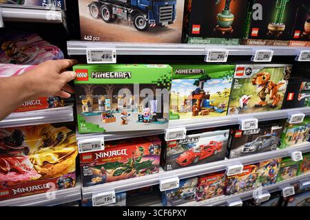 Lego-Spielzeug im Minecraft-Design in einem Geschäft Stockfoto