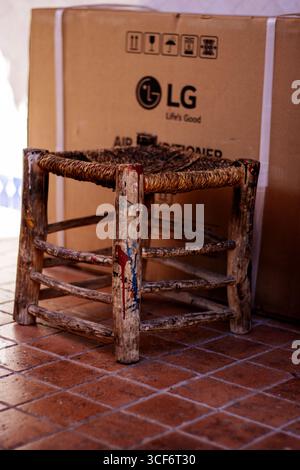 MARRAKESCH, MAROKKO - 15. MAI 2024 Hocker und LG Box des Ensemble-Kunsthandwerks Stockfoto