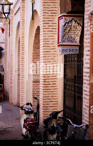 MARRAKESCH, MAROKKO - 16. MAI 2024 Ort für die Öffentlichkeit, um Wasser in der Altstadt zu bekommen Stockfoto
