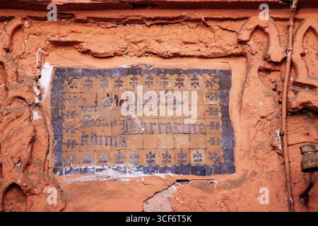 MARRAKESCH, MAROKKO - 16. MAI 2024 Straßenschild für einen Souk in der Altstadt Stockfoto