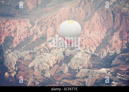 Nahansicht Heißluftballon Passagiere aus nächster Nähe: Aussichtspunkt Kappadokien Ballons Start im Heißluftballonkorb im Winter. Kappadokien Heißluft Stockfoto