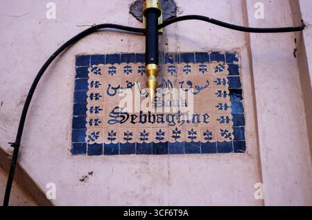 MARRAKESCH, MAROKKO - 16. MAI 2024 Straßenschild für Souk Sebbaghine in der Altstadt Stockfoto