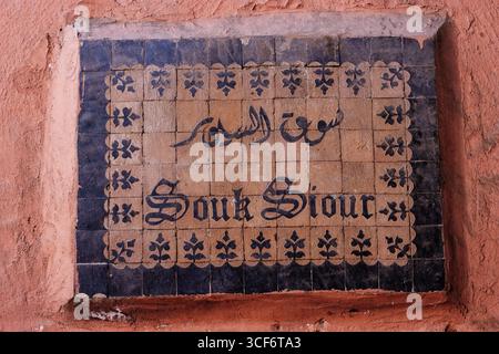 MARRAKESCH, MAROKKO - 16. MAI 2024 Straßenschild für Souk Siour in der Altstadt Stockfoto