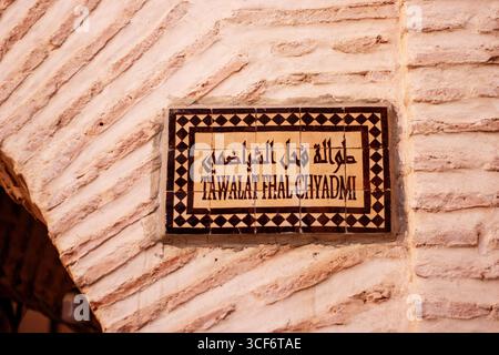 MARRAKESCH, MAROKKO - 16. MAI 2024 Straßenschild für Tawalat Fhal Chyadmi in der Altstadt Stockfoto