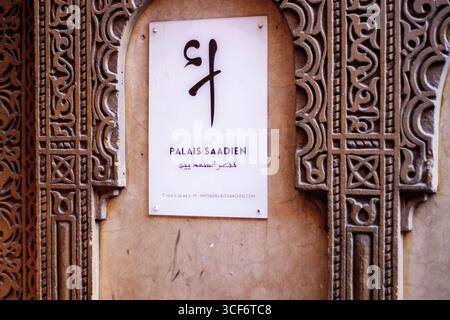 MARRAKESCH, MAROKKO - 16. MAI 2024 Straßenschild für das Palais Saadien in der Altstadt Stockfoto