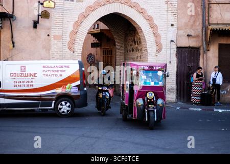 MARRAKESCH, MAROKKO - 16. MAI 2024 Fahrzeuge fahren durch eines der Stadttore in der Altstadt Stockfoto