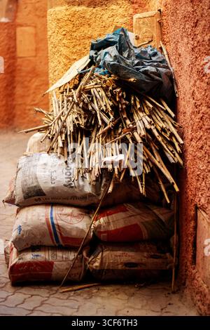 MARRAKESCH, MAROKKO - 16. MAI 2024 Baumaterialien für den Einsatz im Souk in der Altstadt der Medina Stockfoto