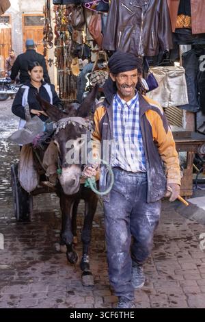 MARRAKESCH, MAROKKO - 16. MAI 2024 Esel und lokaler Fahrer auf dem Souk Markt in der Medina Stockfoto