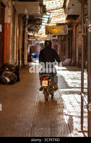 MARRAKESCH, MAROKKO - 16. MAI 2024 früh morgens im Souk in der Altstadt von Medina mit Sonnenlicht und Schatten Stockfoto