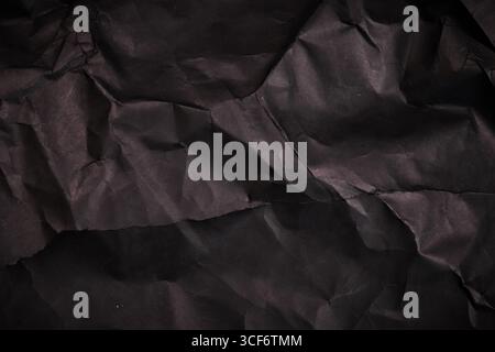 Papier mit leerem schwarzem Hintergrund, rauer Textur, alter Schaden, zerkratzt. Stockfoto