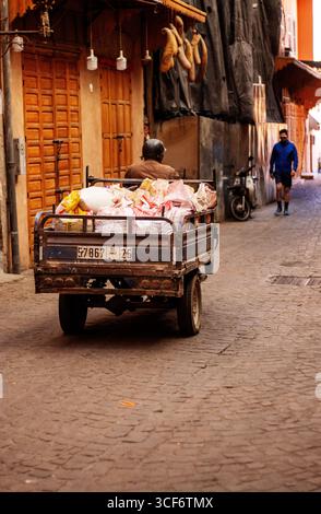 MARRAKESCH, MAROKKO - 16. MAI 2024 früh morgens im Souk in der Altstadt von Medina mit Sonnenlicht und Schatten Stockfoto