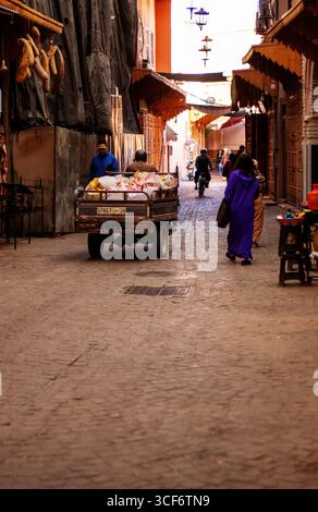 MARRAKESCH, MAROKKO - 16. MAI 2024 früh morgens im Souk in der Altstadt von Medina mit Sonnenlicht und Schatten Stockfoto