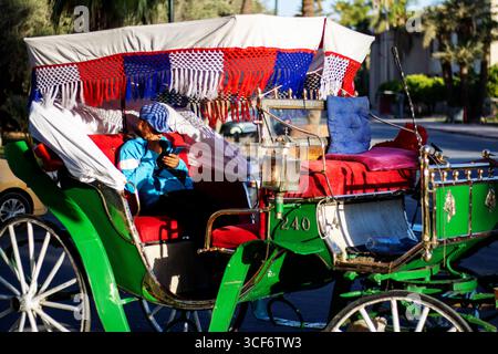 MARRAKESCH, MAROKKO - 16. MAI 2024: Fahrer und Taxi machen eine Pause Stockfoto