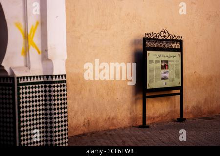 MARRAKESCH, MAROKKO - 16. MAI 2024 Informationsschild in der Altstadt Stockfoto