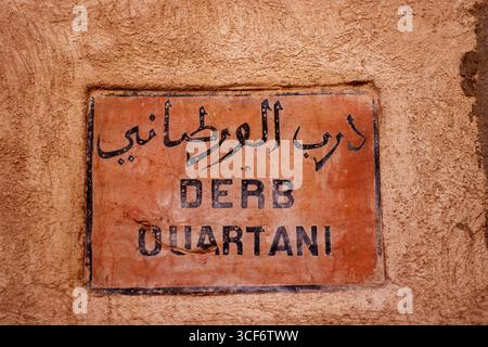 MARRAKESCH, MAROKKO - 16. MAI 2024 Schild für Derb Ouartani in der Altstadt Stockfoto