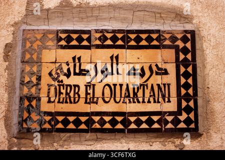 MARRAKESCH, MAROKKO - 16. MAI 2024 Schild für Derb Ouartani in der Altstadt Stockfoto