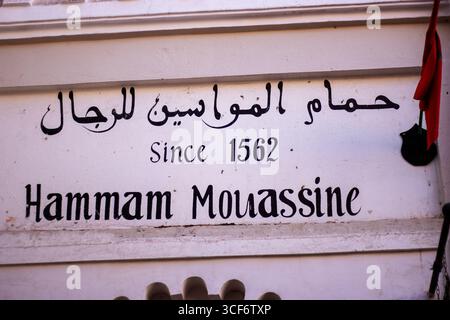MARRAKESCH, MAROKKO - 16. MAI 2024 Schild für Hammam Mouassine in der Altstadt Stockfoto