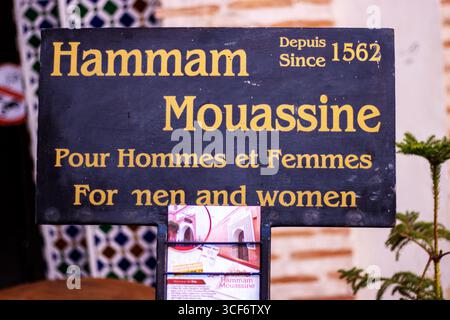 MARRAKESCH, MAROKKO - 16. MAI 2024 Schild für Hammam Mouassine in der Altstadt Stockfoto