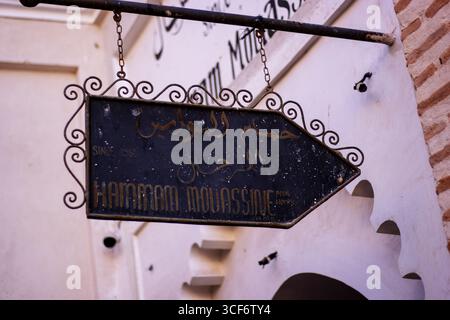 MARRAKESCH, MAROKKO - 16. MAI 2024 Schild für Hammam Mouassine in der Altstadt Stockfoto