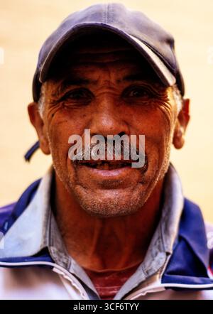 MARRAKESCH, MAROKKO - 16. MAI 2024 traditioneller Eselkarren-Fahrer auf dem Souk-Markt in der Medina Stockfoto