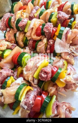 Frische Spieße mit Hähnchenwurst Zucchini und Paprika, die aus nächster Nähe zum traditionellen italienischen Barbecue-Essen in der Lombardei zubereitet werden Stockfoto