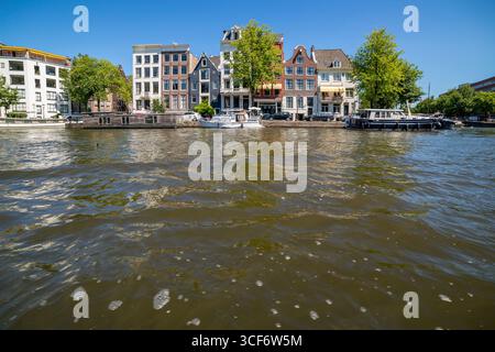 Amsterdam, Niederlande - 02. Juli 2018: Blick auf die Häuser am Ufer von Amsterdam Stockfoto