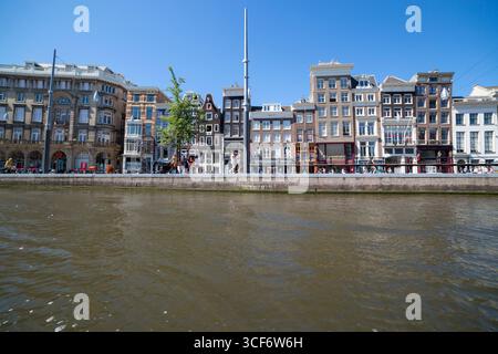 Amsterdam, Niederlande - 02. Juli 2018: Blick auf die Häuser am Ufer von Amsterdam Stockfoto