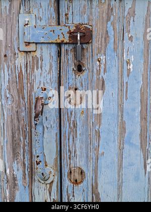 Holztür mit silbernem Schloss und abblätternder blauer Farbe, Kiel, Schleswig-Holstein, Norddeutschland Stockfoto