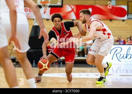 Farum, Dänemark. August 2025. OgbemudiaUagboe (6) aus Dänemark, der während der FIBA-Weltmeisterschaft 2027 in der Europameisterschaft zwischen Dänemark und Kroatien in der Farum Arena in Farum zu sehen war. Quelle: Gonzales Photo/Alamy Live News Stockfoto
