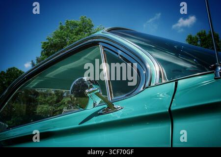 Beifahrerfenster bei einem grünen Oldtimer Stockfoto
