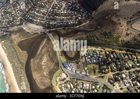 Aus der Vogelperspektive auf den sich windenden Fluss, der sich seinen Weg zum Meer schlängelt und durch die Landschaft in der Nähe der Küstenstadt Anglesea, Victoria, Australien, schneidet. Stockfoto