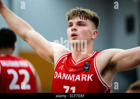 Farum, Dänemark. August 2025. JonathanKlussmann (71) aus Dänemark war bei der FIBA-Weltmeisterschaft 2027 in der Europameisterschaft zwischen Dänemark und Kroatien in der Farum Arena in Farum zu sehen. Quelle: Gonzales Photo/Alamy Live News Stockfoto