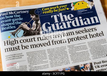 20. August 2025. Die Titelzeile im Guardian lautet High Court Rules Asylbewerber müssen aus dem Protesthotel verlegt werden. Stockfoto