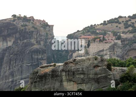 Meteora-Klöster in Griechenland, UNESCO-Weltkulturerbe mit byzantinischen Klöstern, die auf dramatischen Felspfeilern und Berglandschaften thronen Stockfoto